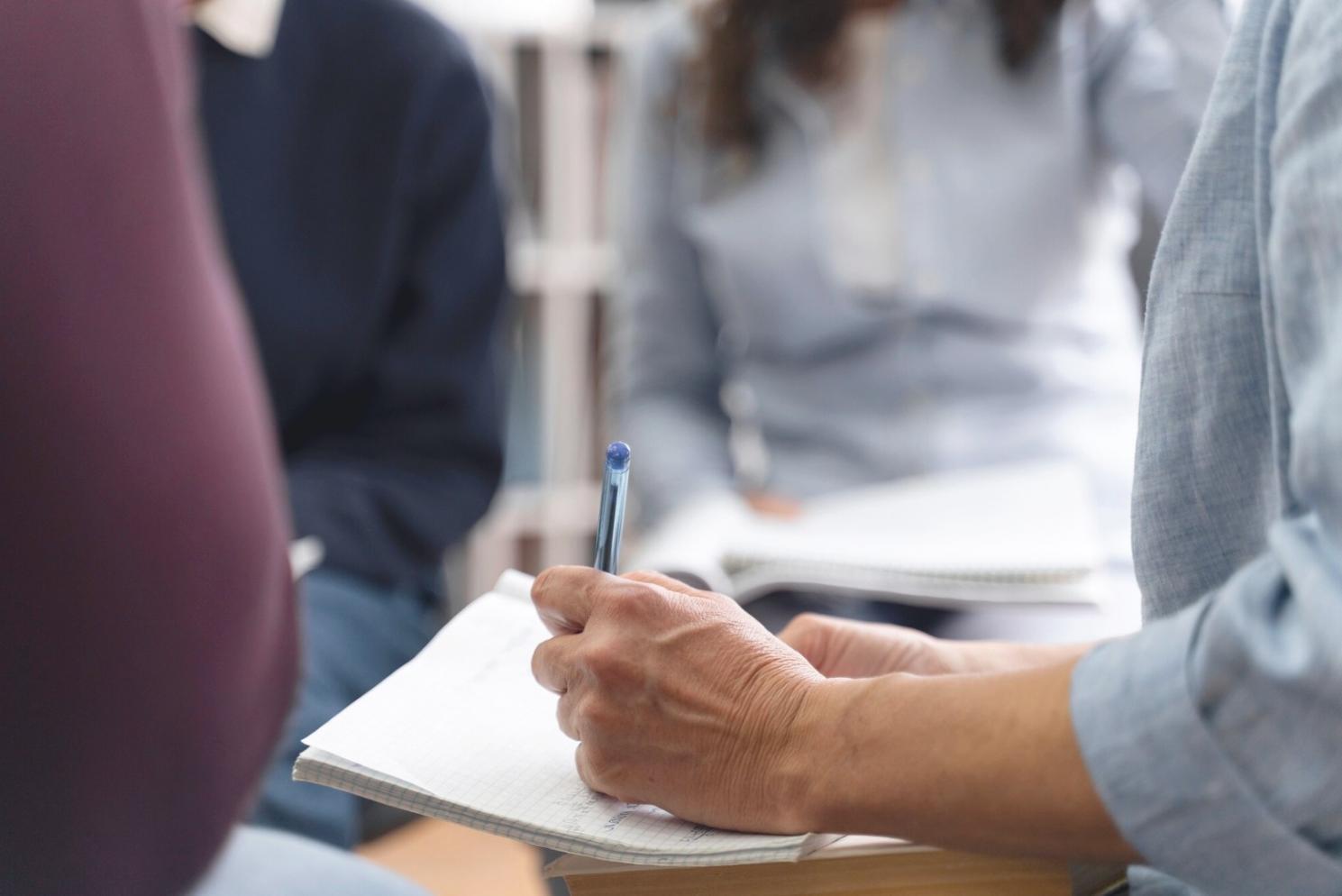 Espace de travail moderne avec ordinateur